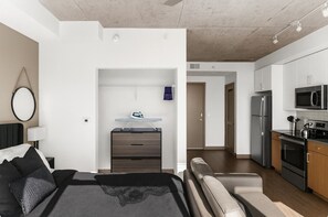 Schreibtisch, Bügeleisen/Bügelbrett, Reisekinderbett, WLAN