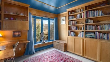 House, Mountain View | Living area | Flat-screen TV