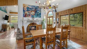 Casa, vista a la montaña | Área de sala de estar | Televisión de pantalla plana