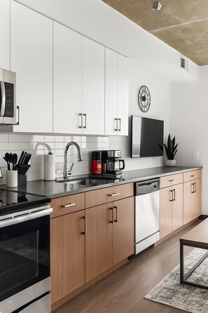 冷蔵庫、電子レンジ、オーブン、コンロ