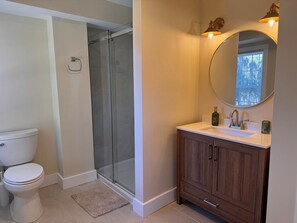 Dusj, hårføner, håndklær og såpe