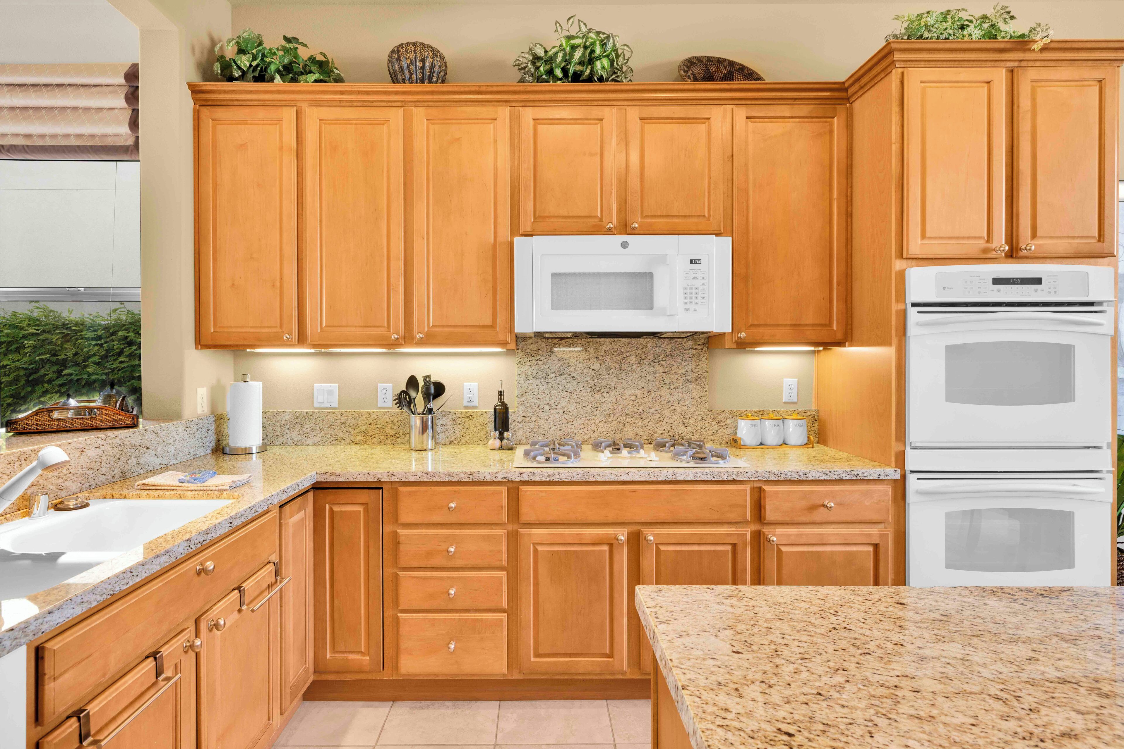 House, Multiple Beds, Pool Access, Pool View (Santa Monica) | Private kitchen | Fridge, microwave, oven, stovetop