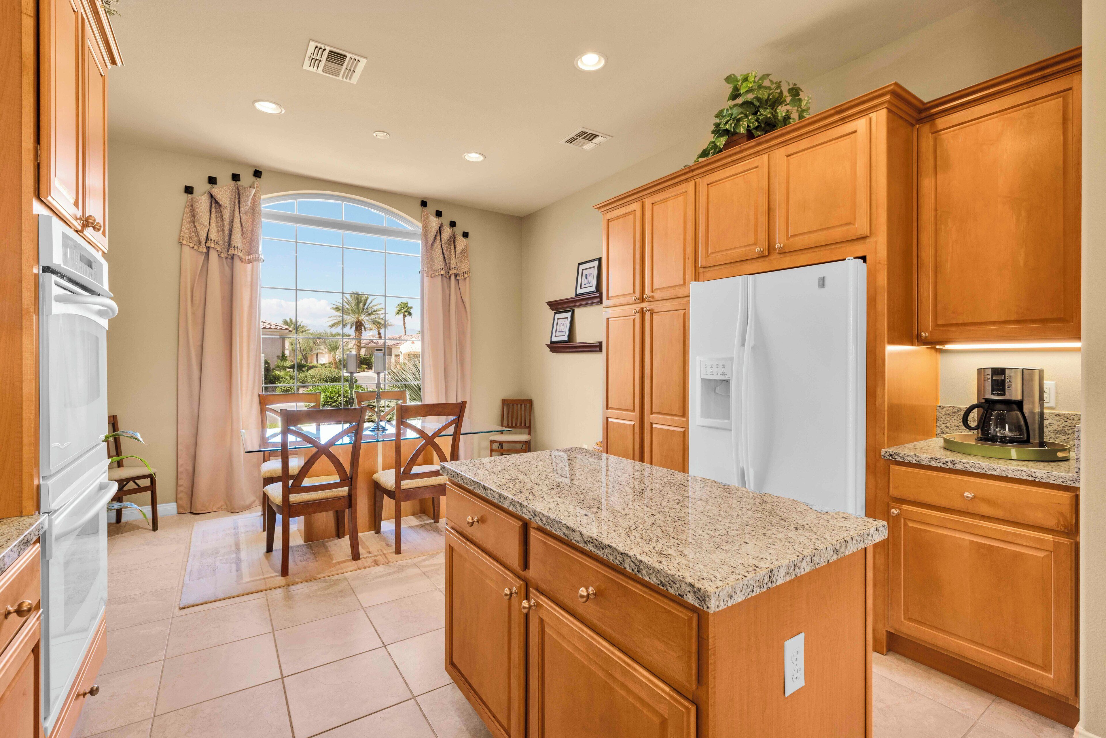 House, Multiple Beds, Pool Access, Pool View (Santa Monica) | Private kitchen | Fridge, microwave, oven, stovetop