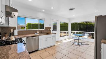 獨棟房屋, 多張床, 可使用泳池, 泳池景觀 (Avery) | 私人廚房 | 電冰箱、微波爐、烤箱、爐台