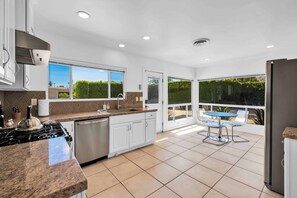 ハウス ベッド (複数台) プールアクセス プールビュー (Avery) | 専用キッチン | 冷蔵��庫、電子レンジ、オーブン、コンロ