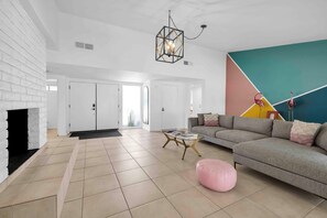 House, Multiple Beds, Pool Access, Pool View (Avery) | Living area