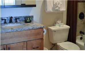 Séchoir à cheveux, serviettes fournies, savon, papier de toilette