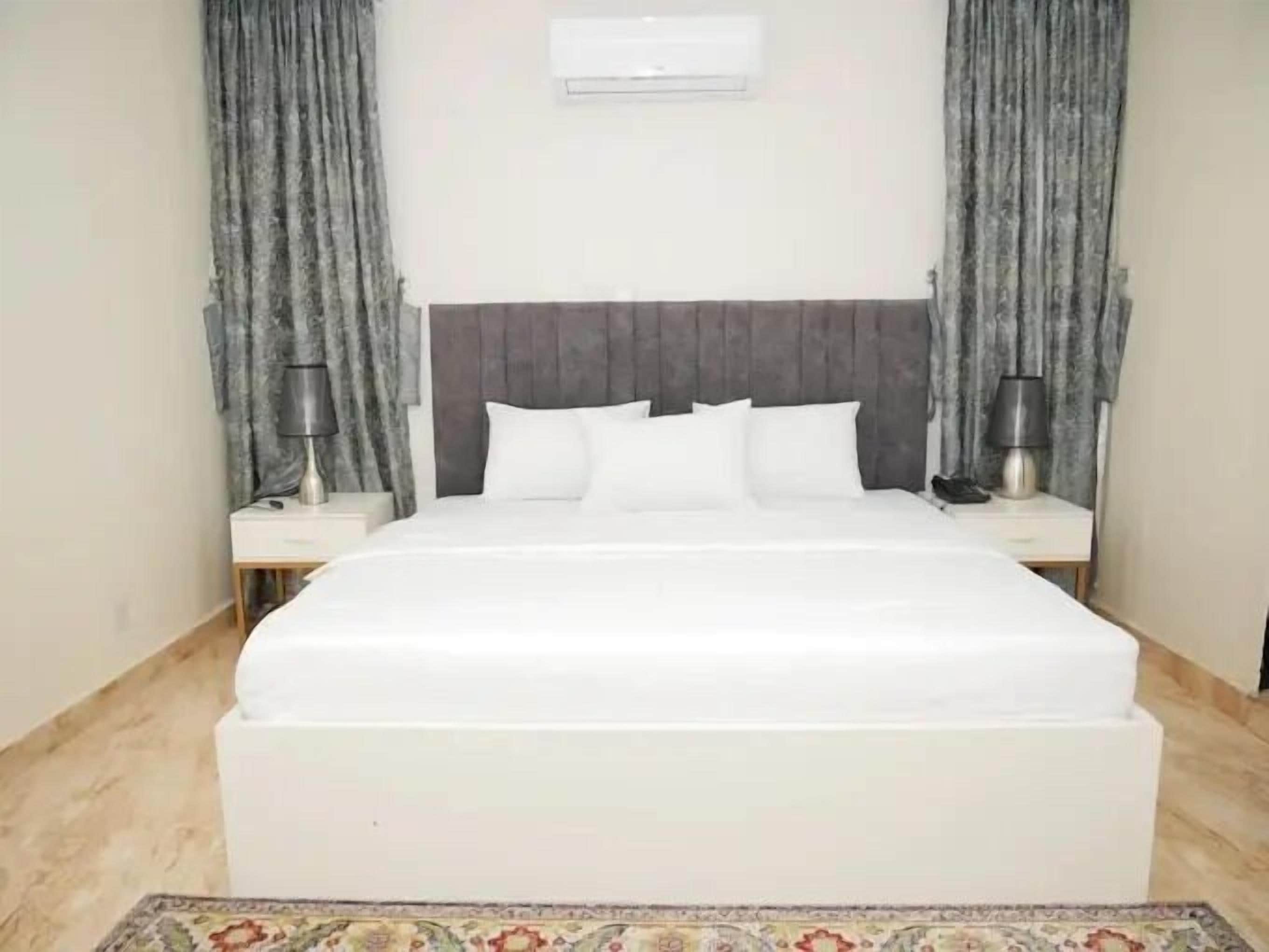 Apartamento económico, balcón, vistas a la ciudad | Escritorio, espacio para trabajar con un portátil, cortinas opacas