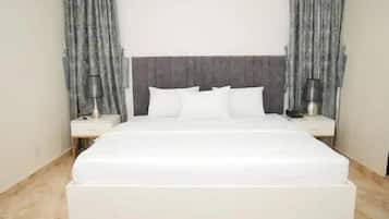 Departamento económico, balcón, vista a la ciudad | Escritorio, espacio para trabajar con laptop y cortinas blackout