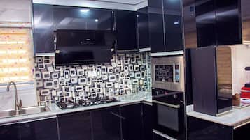 Economy-Apartment, Balkon, Stadtblick | Eigene Küche | Kühlschrank, Mikrowelle, Ofen, Herdplatte