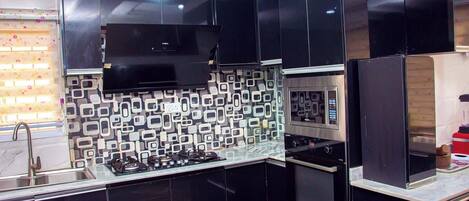 Departamento económico, balcón, vista a la ciudad | Cocina privada | Refrigerador, microondas, horno y parrilla de estufa