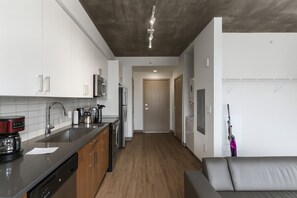 冷蔵庫、電子レンジ、オーブン、コンロ