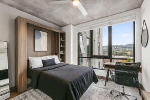 1 slaapkamer, een bureau, een strijkplank/strijkijzer, reisbedje