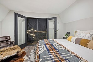 Tabla de planchar con plancha, wifi, ropa de cama