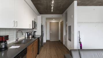 Réfrigérateur, four à micro-ondes, un four, surface de cuisson