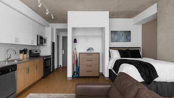 1 sovrum, skrivbord, strykjärn/strykbräda och resesäng