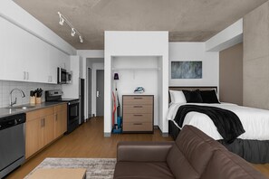 1 Schlafzimmer, Schreibtisch, Bügeleisen/Bügelbrett, Reisekinderbett