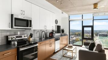 Refrigerador, microondas, horno y parrilla de estufa