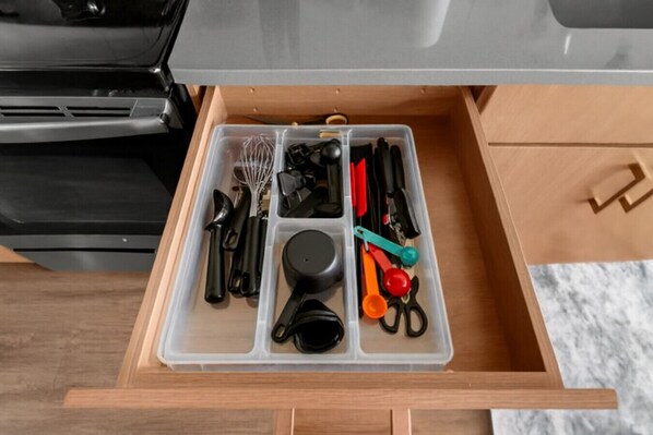 Un cajón con utensilios y herramientas de cocina.