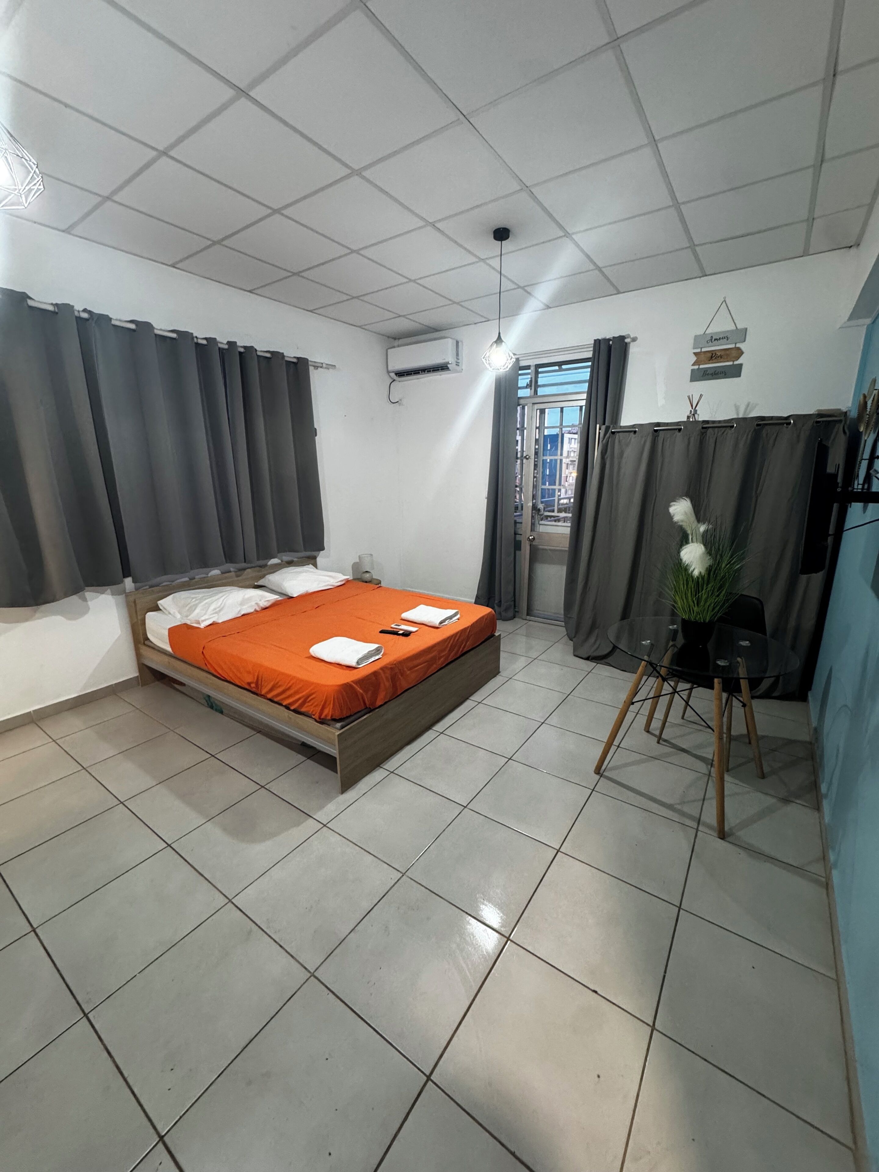 1 dormitorio, tabla de planchar con plancha, wifi y ropa de cama