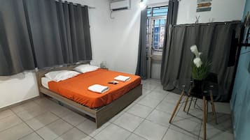 1 dormitorio, tabla de planchar con plancha, wifi y ropa de cama