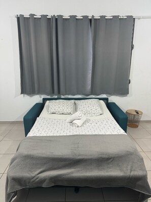 Iron/ironing board, WiFi, bed sheets