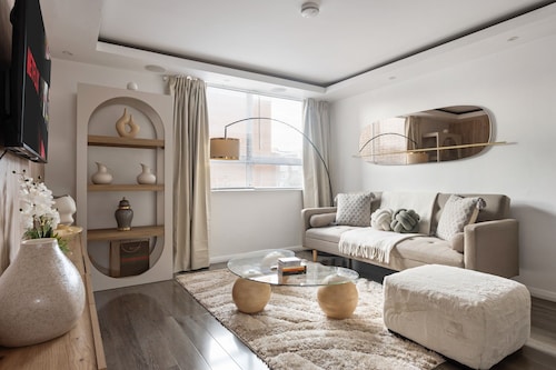Deluxe 3BR House | 12mins to Kilburn Station | ST