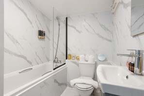 Secador de pelo, toallas