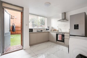 Refrigerador, microondas, horno, placa de cocina