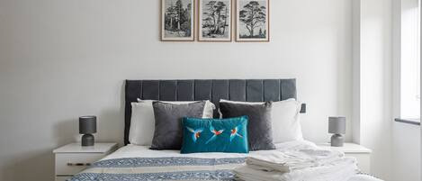 2 عدّة غرف نوم ومكواة/لوح كي وواي فاي مجانًا وملاءات أسرّة