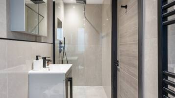 Hårføner og håndklær