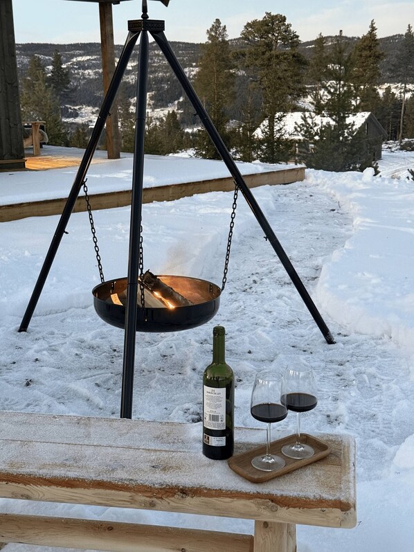 House, 4 Bedrooms, Terrace, Mountain View | Property grounds