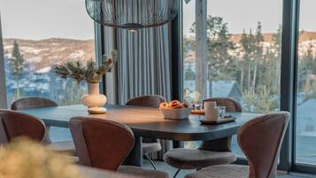 House, 4 Bedrooms, Terrace, Mountain View | Dining room