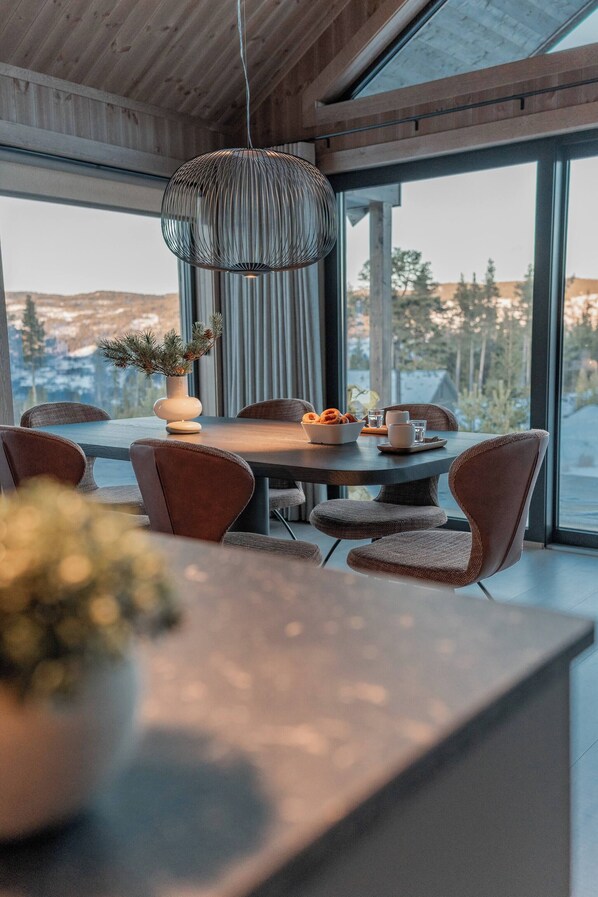 House, 4 Bedrooms, Terrace, Mountain View | Dining room