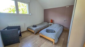 2 bedrooms, iron/ironing board, internet, bed sheets