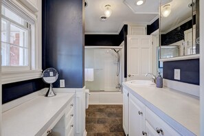 Hair dryer, towels, soap, toilet paper - 3-bedroom house in delightful Oklahoma City (Oklahoma City)