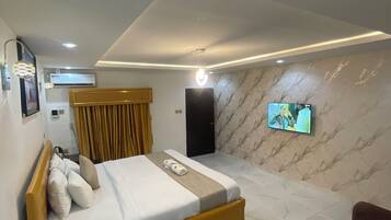 Standard Suite | Desk, laptop workspace, free WiFi