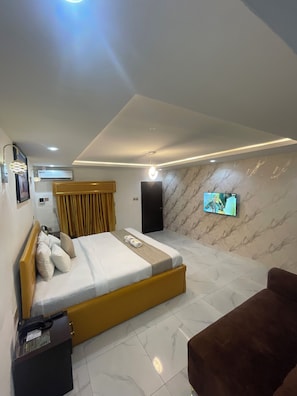 Suite Standard | Una scrivania, postazione laptop, Wi-Fi gratuito