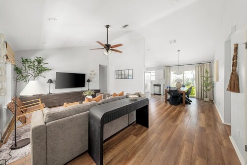 NEW Cozy Cottage Near Lake Travis w/ Pool and Pickleball