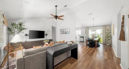 NEW Cozy Cottage Near Lake Travis w/ Pool and Pickleball