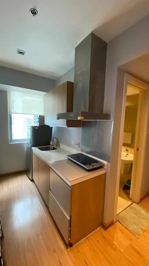 Refrigerador, microondas, placa de cocina, utensilios de cocina