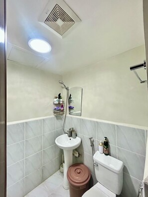 Shower, towels - Studio Retreat with Balcony and Pool (Lapu-Lapu City)