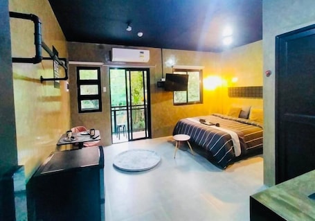 Desk, WiFi, bed sheets. Double/deluxefamily room Casakarina-Lucena City