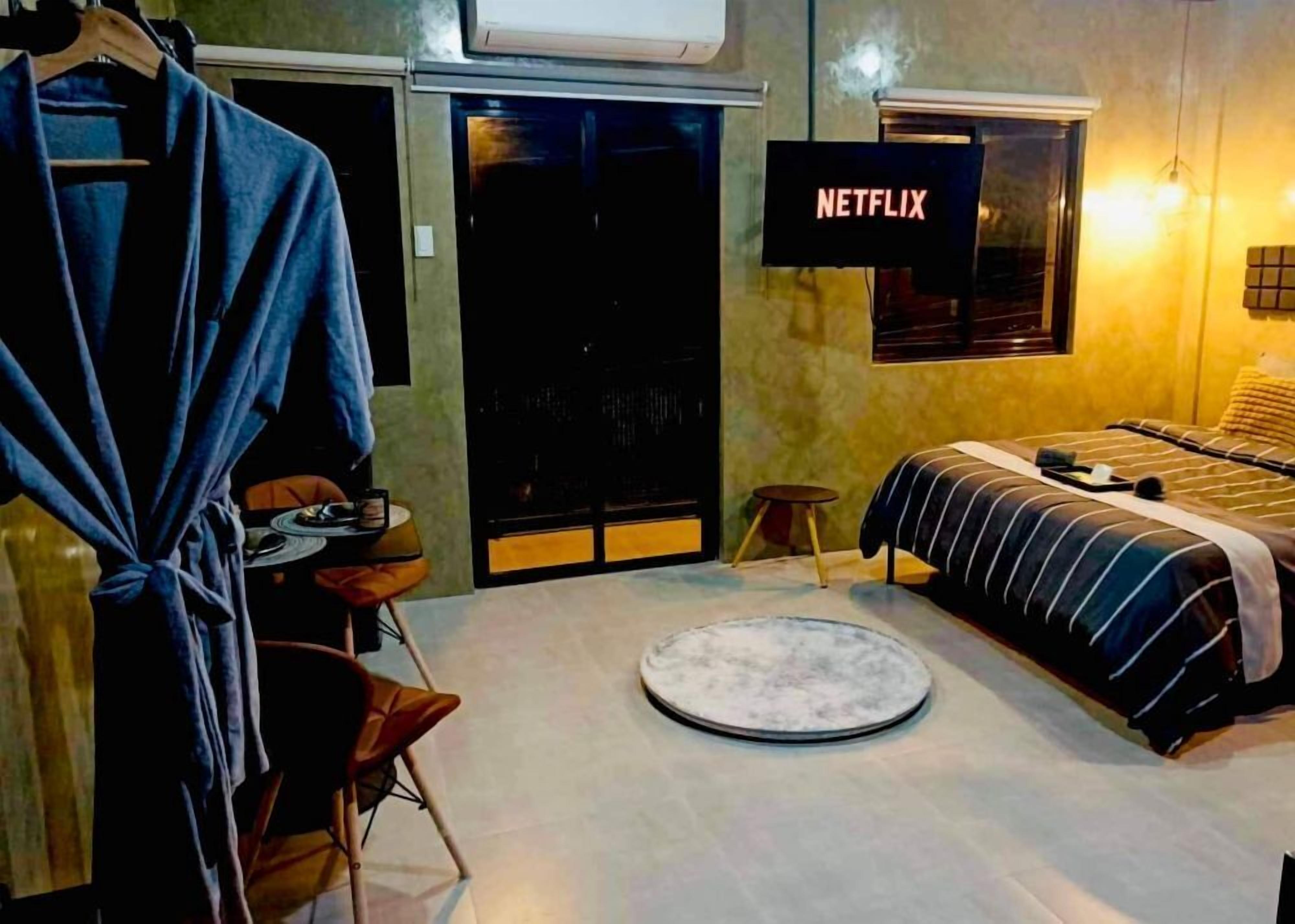 Desk, WiFi, bed sheets