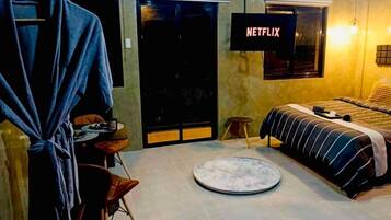 Desk, WiFi, bed sheets