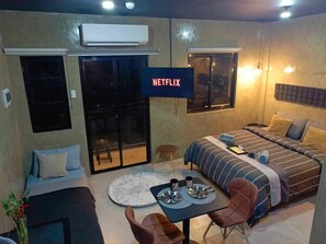 Desk, WiFi, bed sheets - Double/deluxefamily room Casakarina-Lucena City (Lucena City, Quezon)