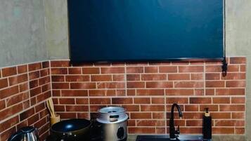 Stovetop, cookware/dishes/utensils