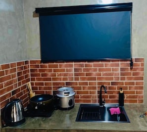 Stovetop, cookware/dishes/utensils