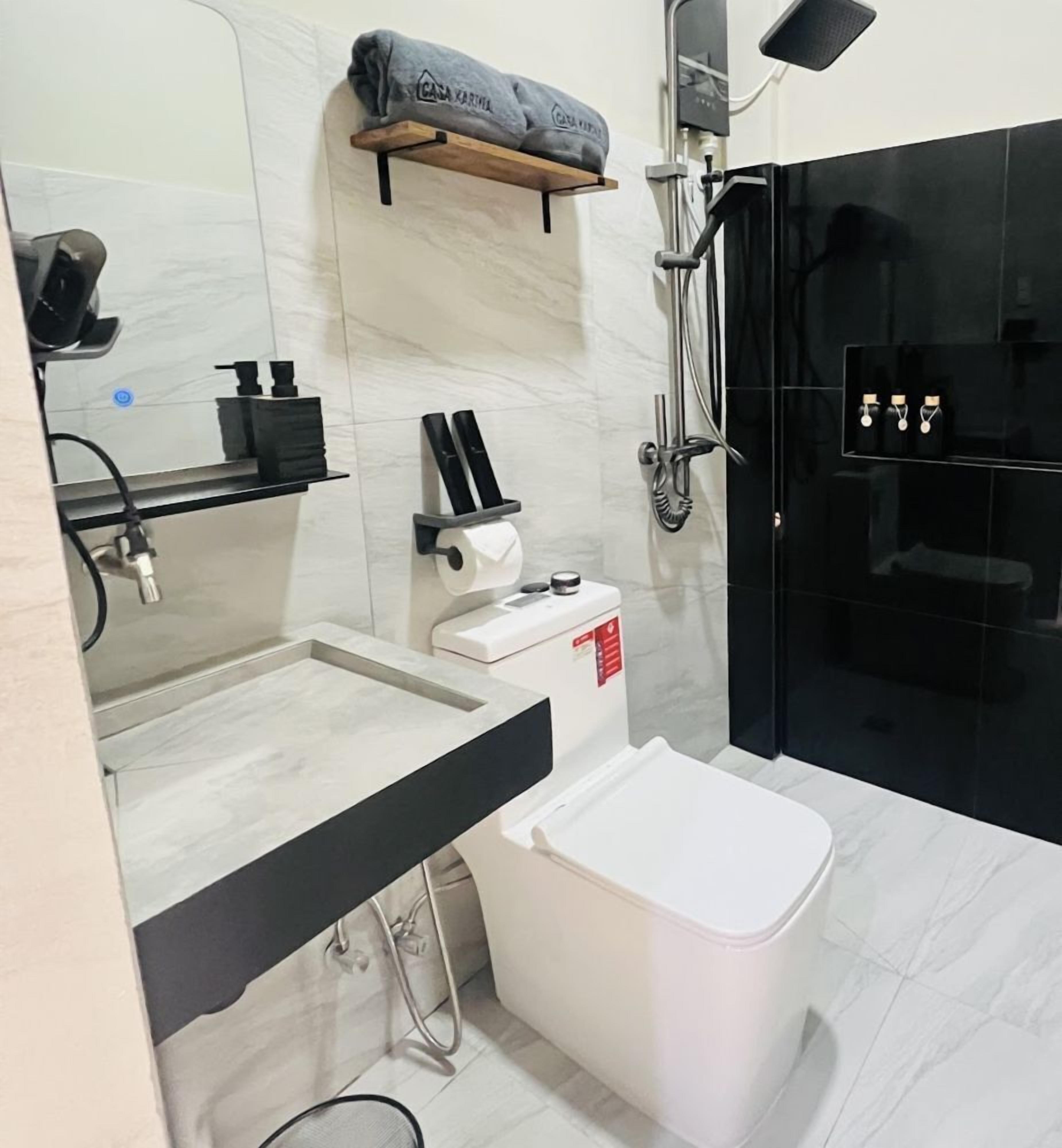 Shower, hair dryer, towels