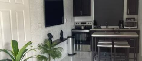 Mikrobølgeovn, ovn og kokeplater